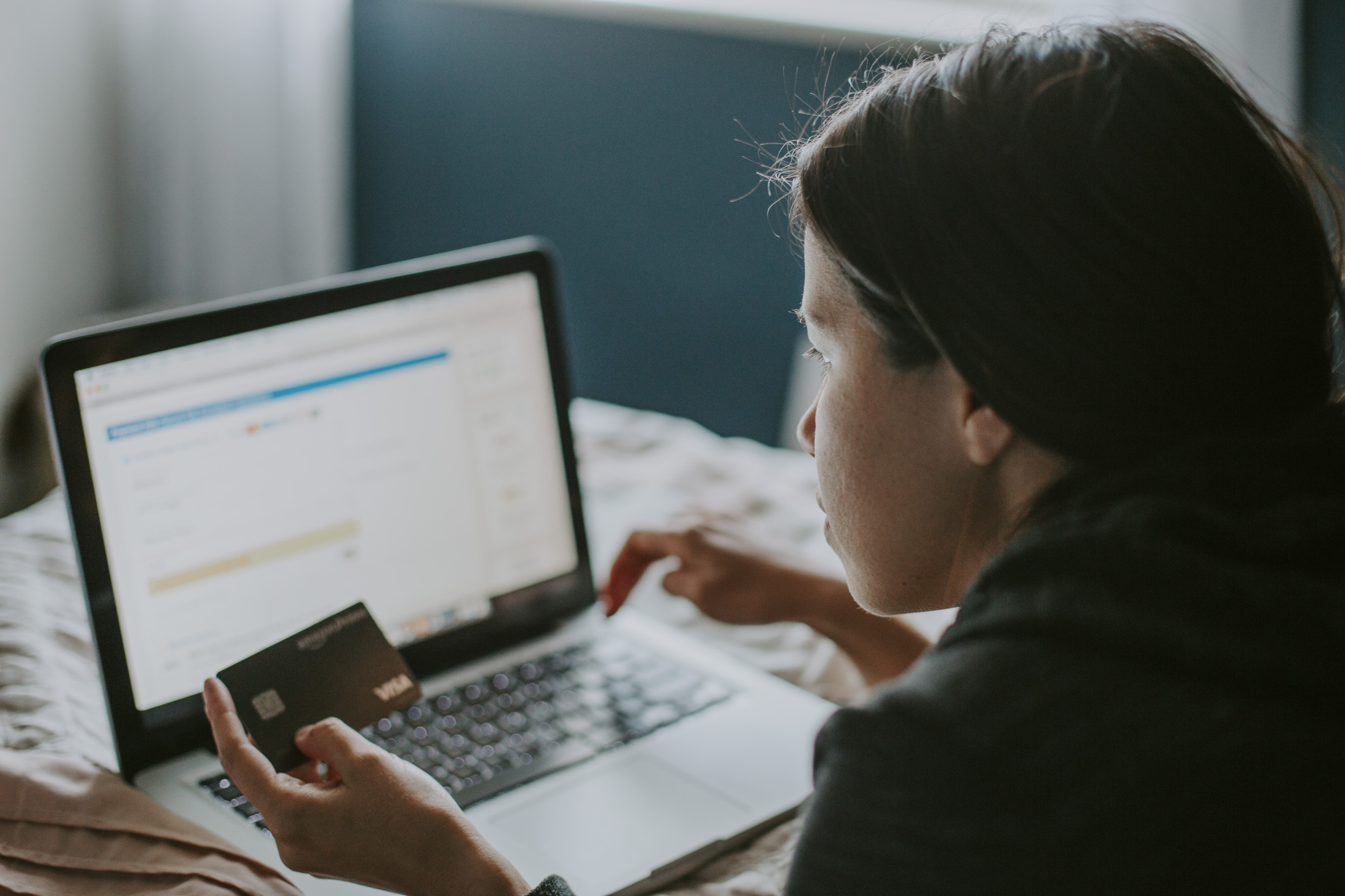 woman-looking-for-flights-online-on-a-laptop-and-making-online-purchases-while-holding-a-credit-card